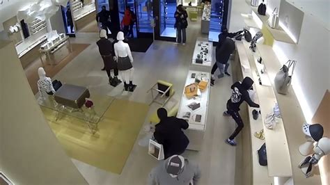 14 people raid Louis Vuitton store near Chicago .